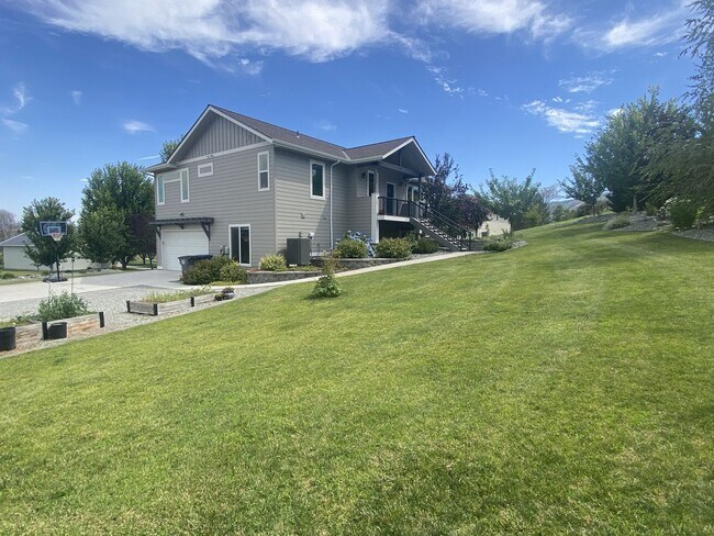 Primary Photo - Furnished 4 bedroom/2.5 bath in Manson - A...