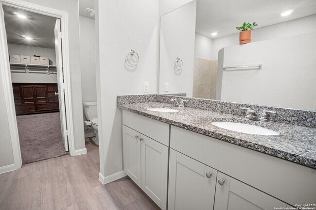 Building Photo - 3 Bedroom/2 Bath Potranco Run Subdivision