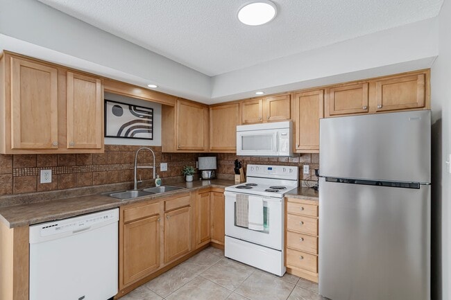Building Photo - 2301 Primrose Dr
