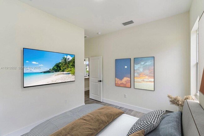 Building Photo - 710 Peacock Ave