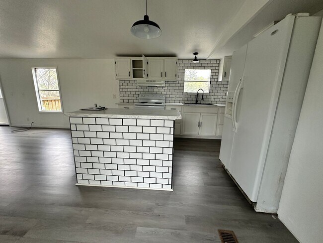 Building Photo - 3-bed/2-bath on 1 acre!