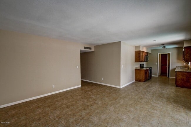 Building Photo - 1030 E Manhatton Dr