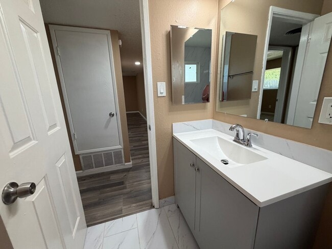 Building Photo - 5725 Woodleigh Dr