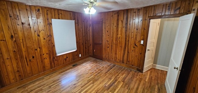 Building Photo - Cutie in the Country