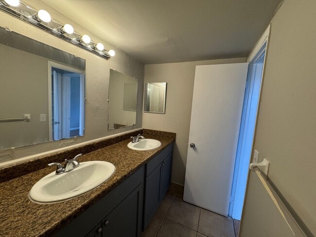 Building Photo - "Second Month of Rent FREE" Charming 2 Bed...