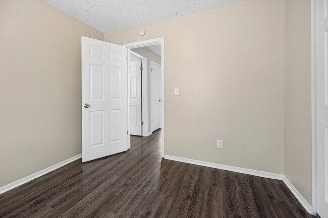 Building Photo - 3950 Stonedike Dr
