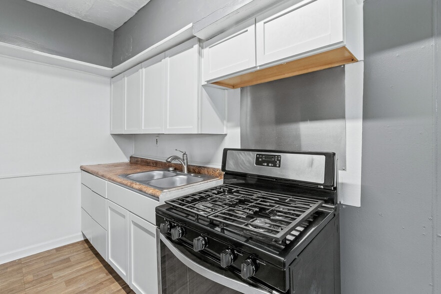 Building Photo - 977 E 17th Ave