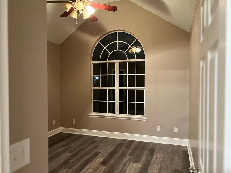 Building Photo - 112 Creekview Trl