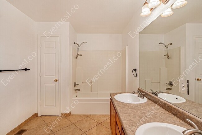 Building Photo - 5 Bed, 3.5 Bath Home with Fenced Yard & Garage / Available Now!