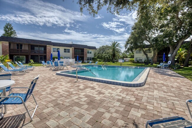 Building Photo - 3800 Saxon Dr