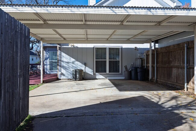 Building Photo - 2719 Stratford Ct