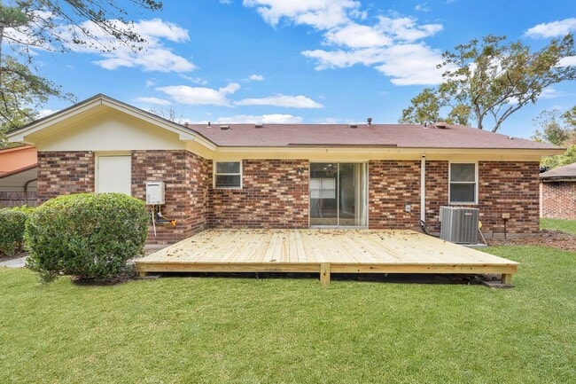 Building Photo - High End Finishes in a Quiet Residential N...