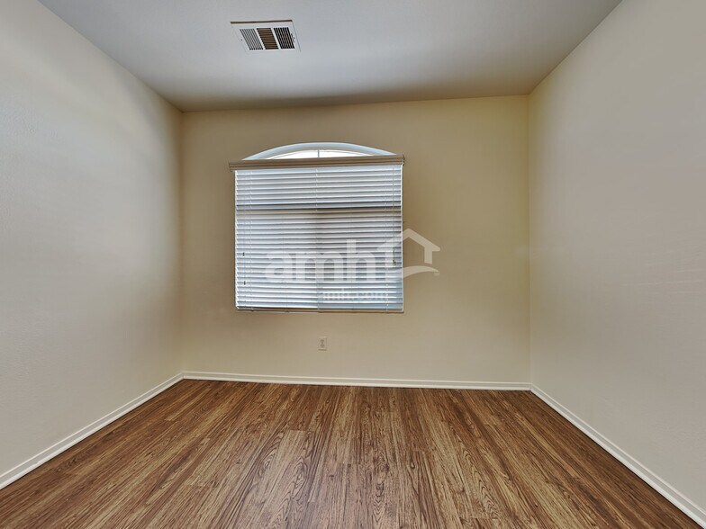 Building Photo - 1951 Silver Whisper Ave