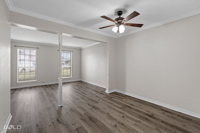 Building Photo - 3 bed 2 bath Town House