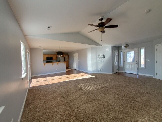 Building Photo - 3 Bedroom 2 Bath Single Family Home