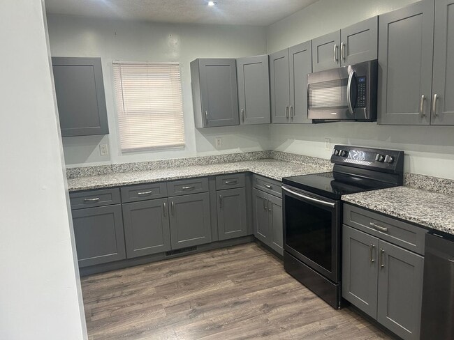 Building Photo - Charming 4BR House in Steubenville