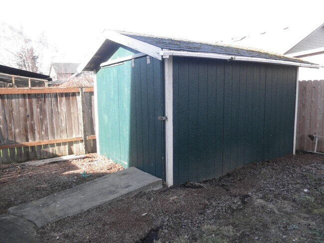 Building Photo - Extra features