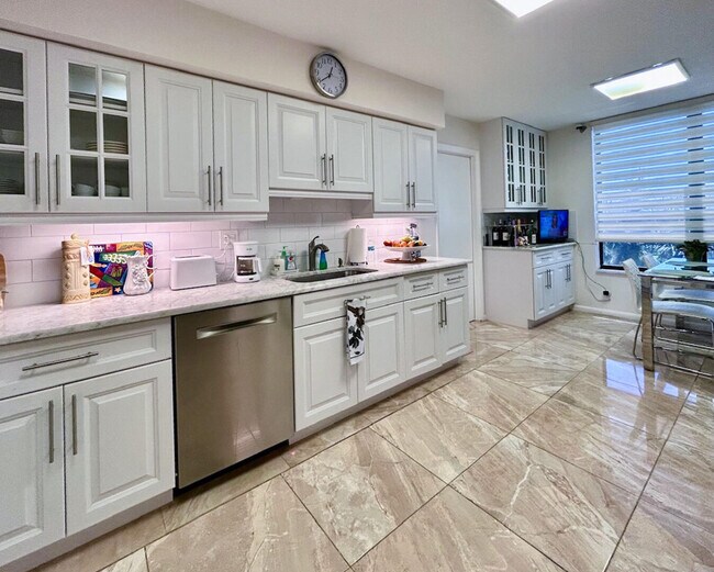 Building Photo - 7568 Regency Lake Dr