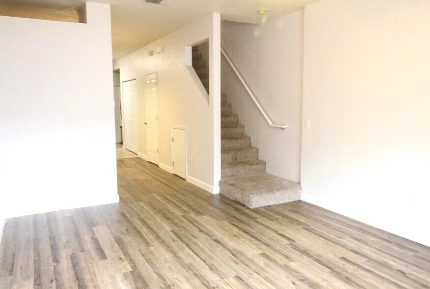 Building Photo - 3870 SW 20th Ave