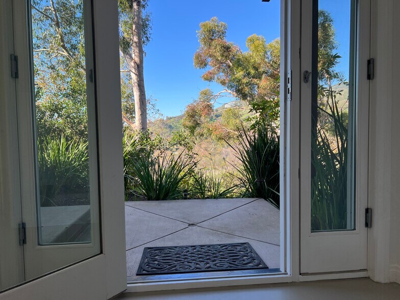 Entryway - 3623 Serra Rd