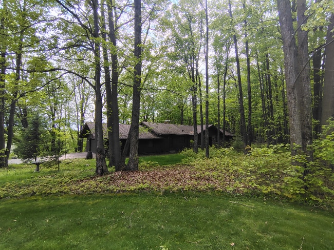 Building Photo - 156051 Restlawn Rd