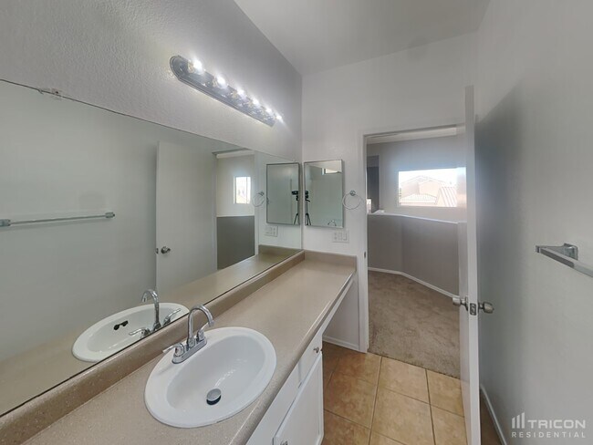 Building Photo - 1750 W Union Hills Dr