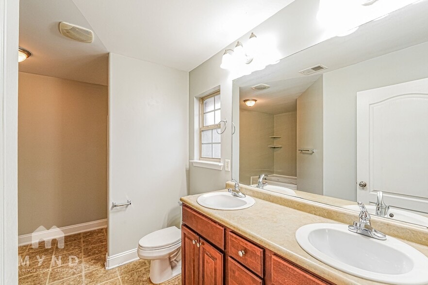 Building Photo - 4053 Cambridge Dr