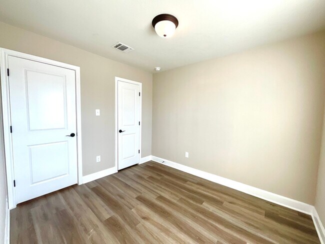 Building Photo - **APPLICATION RECEIVED** Three Bedroom Townhome in Prime Location! Close to New IKEA, I-35, Forum...