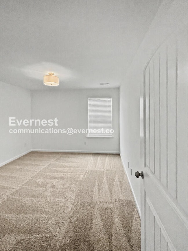 Building Photo - 3 Bed, 2.5 Bath Home with Fenced Yard & Garage / Available Now!