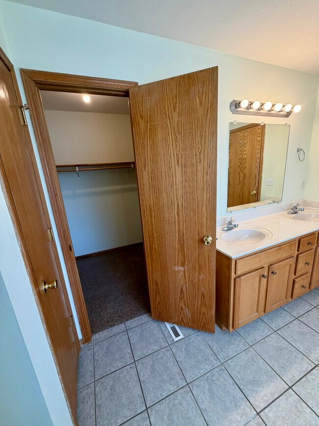 Building Photo - 571 SE 115th Rd