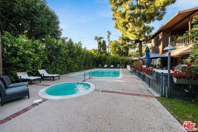 Building Photo - 4635 N Clybourn Ave