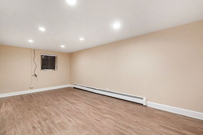 Building Photo - Location!! Updated 1 bedroom Gem on Pearl St. in Govenor's Park!