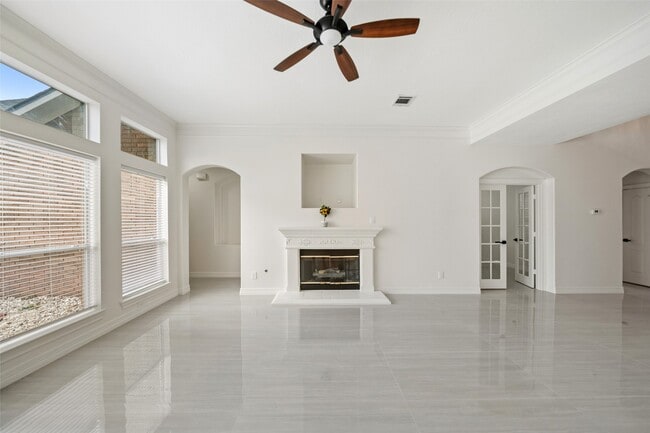 Building Photo - 5622 Lake Pl Dr