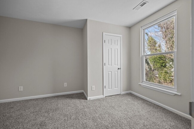 Building Photo - Portsmouth/5 bed 2 bath/Ready for quick move in!!