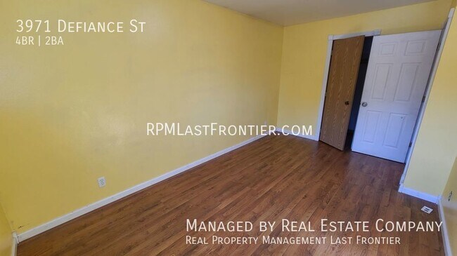 Building Photo - Gorgeous 4 Bedroom and 2 Bath Home w/ Fenc...