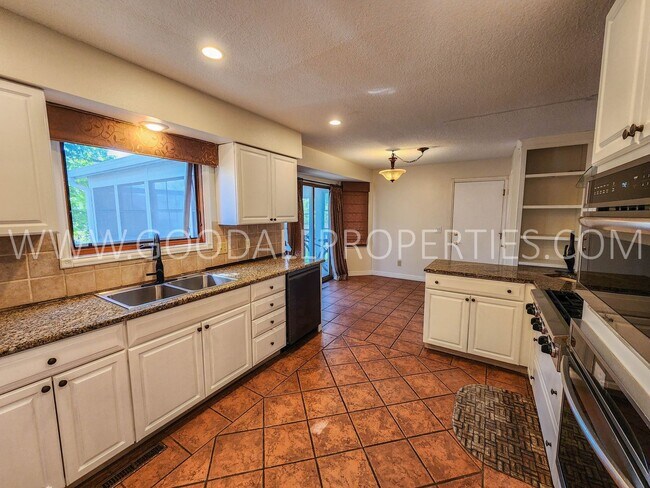 Building Photo - 4 Bedroom 2 car garage home in Clive