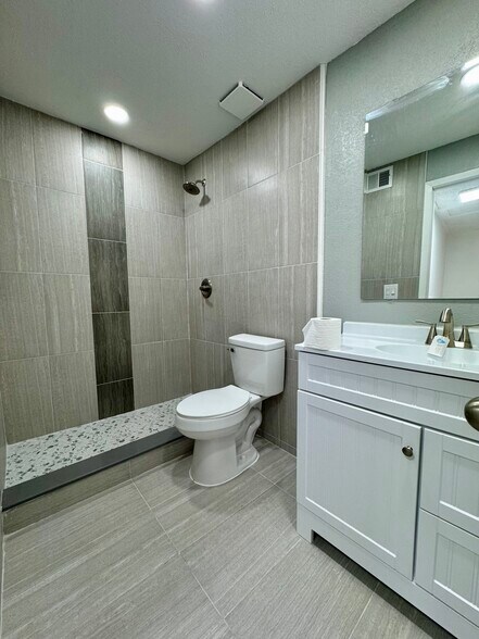 Building Photo - 588 Orange Dr