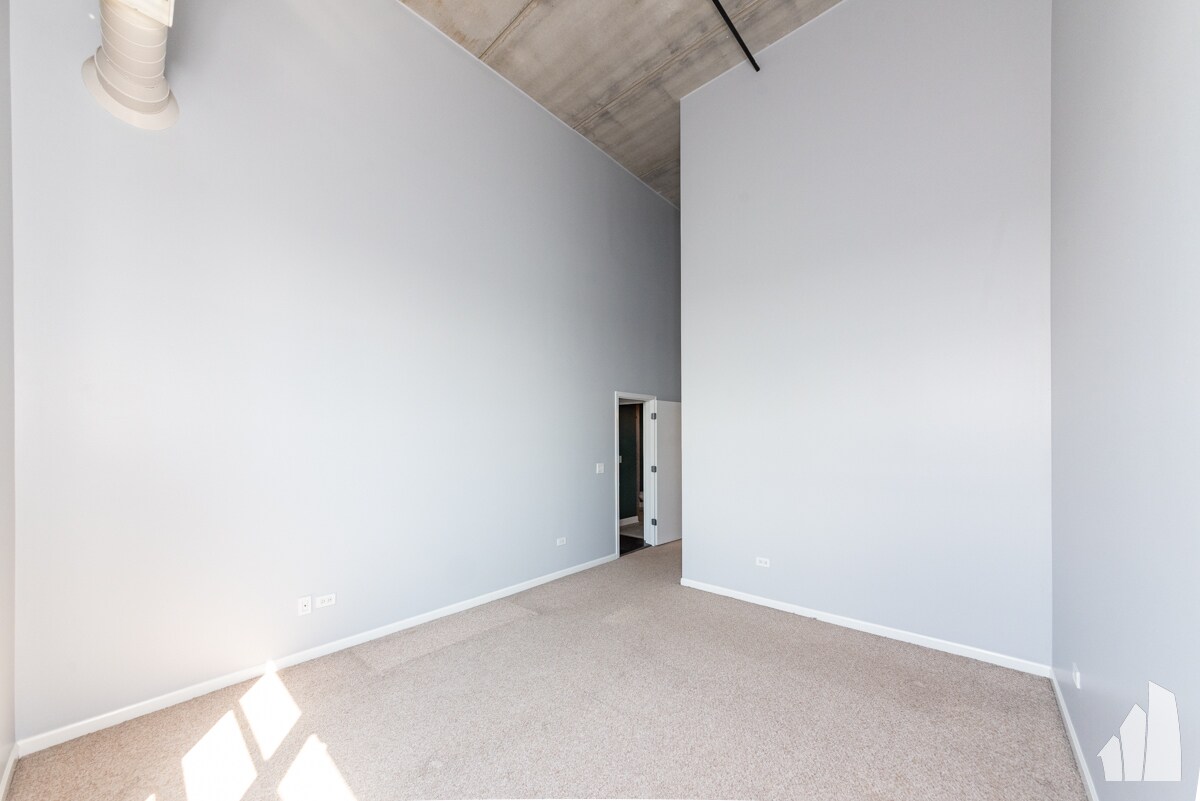 Building Photo - 1735 W Diversey Pkwy