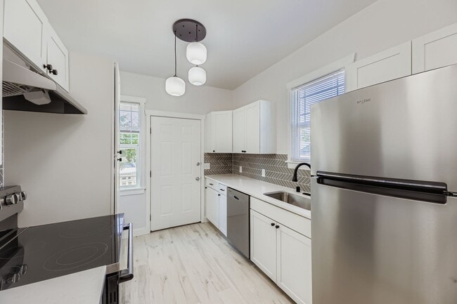 Building Photo - Breathtaking Renovation! Oversized 2 Bed 1...