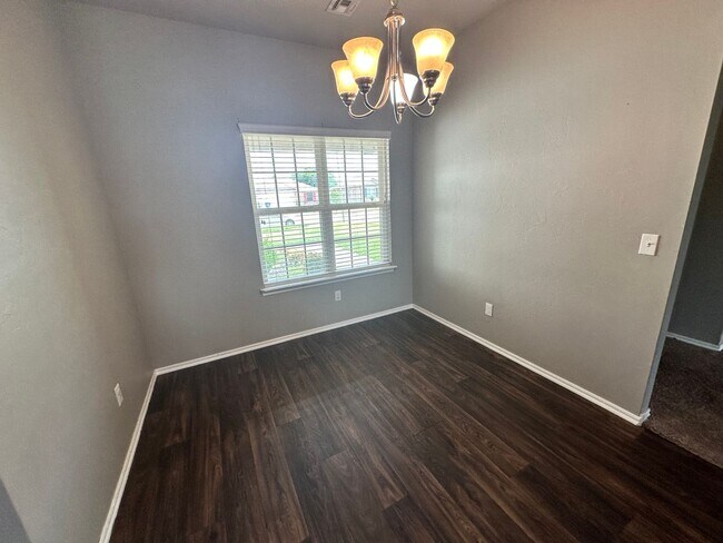 Building Photo - 3 bed 2 bath in Mustang- Move in Special!