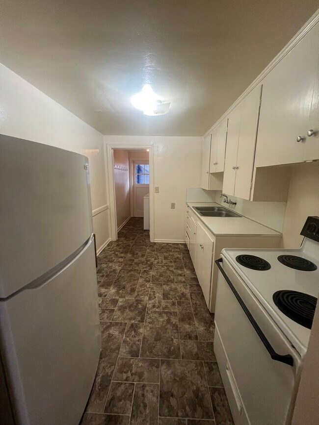 Building Photo - DwyW