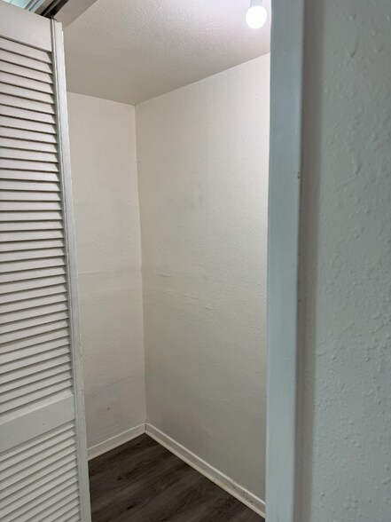 Building Photo - 5414 Lakeview Pkwy