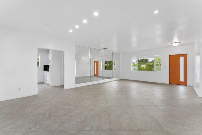 Building Photo - 5015 S Olive Ave