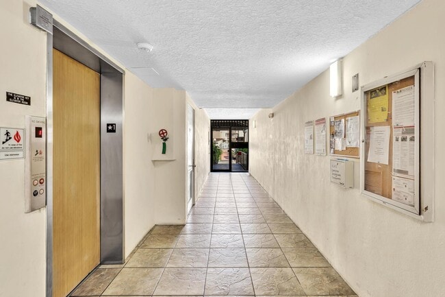 Building Photo - 2701 Riverside Dr