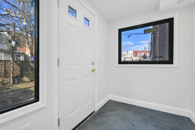 Building Photo - 1308 Rogers Ave