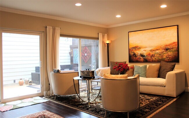 Building Photo - 1926 Augusta Dr