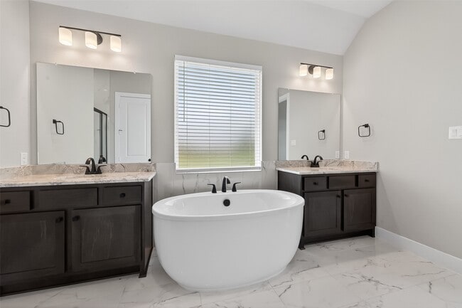 Building Photo - 2022 Serene Spgs Dr