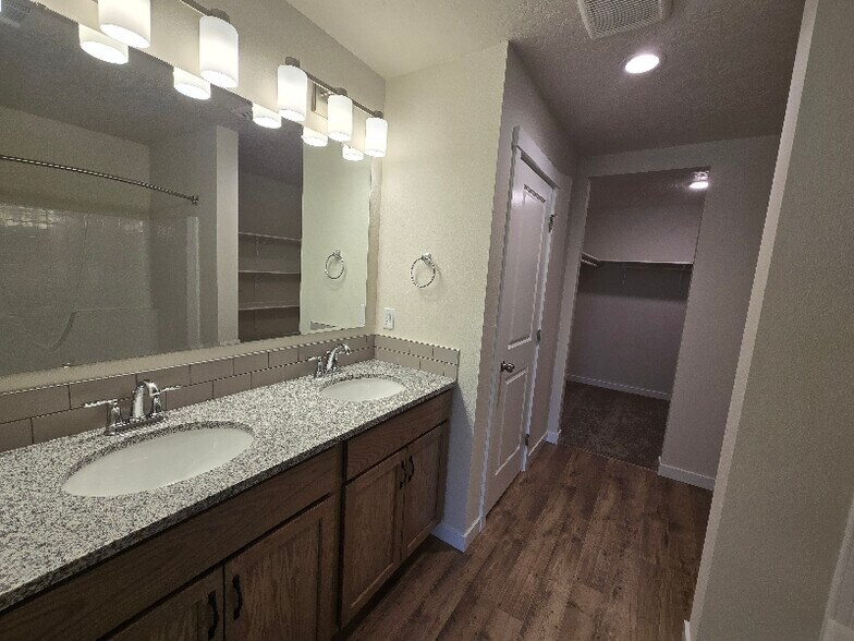 Building Photo - 323 Omphale St W