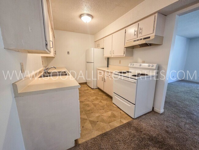 Building Photo - Summer Leasing Special: $995/month 2 Bed, 2 Bath Condo with Pool Access in Clive