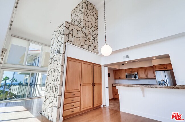 Building Photo - 230 S Catalina Ave